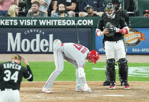 15日のホワイトソックス戦で打席に入ったエンゼルス大谷翔平は、バッターボックスをきれいにするエンゼルス大谷撮影・菅敏）