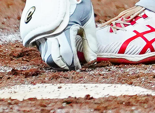 11日のアストロズ戦で打席に入ったエンゼルス大谷は何かを見つけて取り除く。何だろうこれ？（撮影・菅敏）