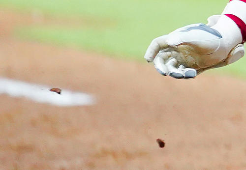 11日のアストロズ戦で打席に入ったエンゼルス大谷は何かを見つけて取り除く。何だろうこれ？土の固まり？？（撮影・菅敏）