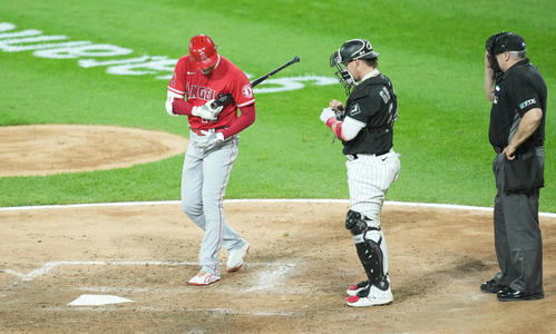 14日のホワイトソックスで打席に入ったエンゼルス大谷は、バッターボックスを見回す。捕手も興味津々（撮影・菅敏）