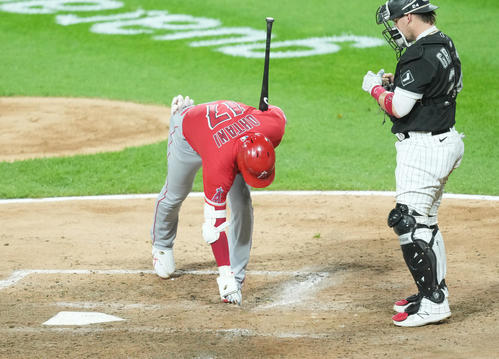 14日のホワイトソックスで打席に入ったエンゼルス大谷は、何かを見つけ取り除く（撮影・菅敏）
