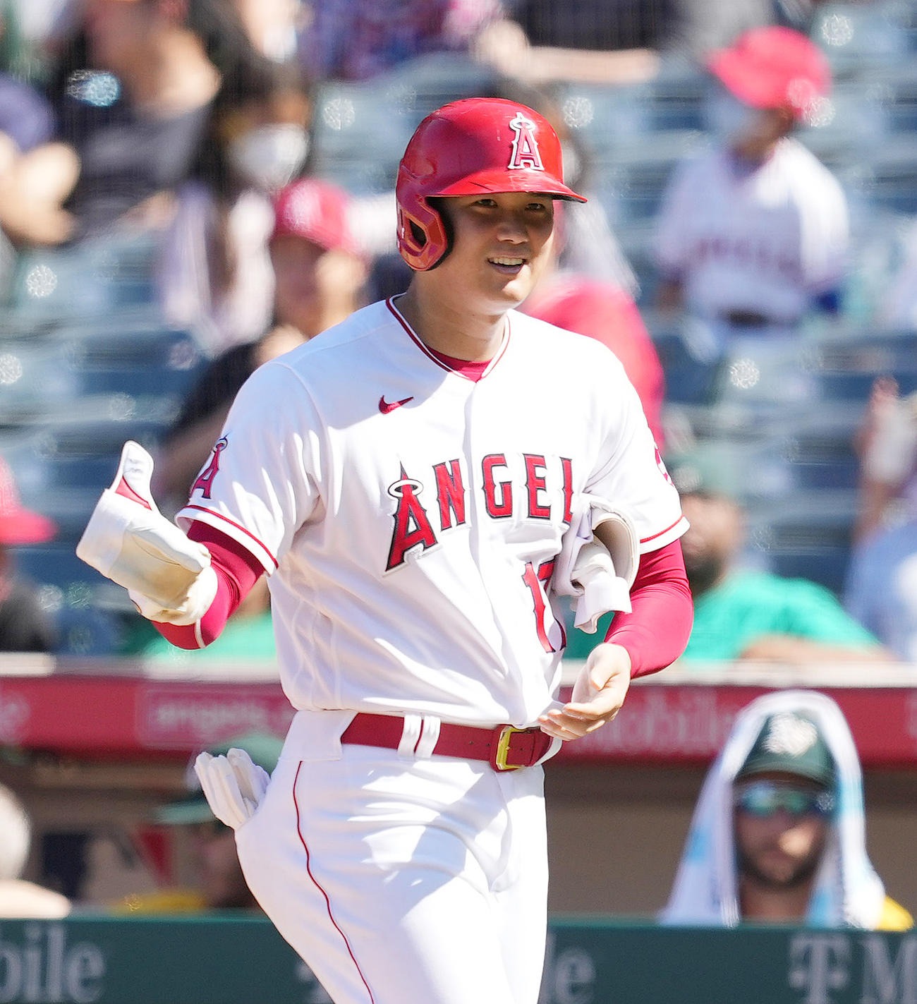 19日のアスレチックス戦でセーフティーバンドを試みるアウトになり、苦笑いを浮かべるエンゼルス大谷（撮影・菅敏）