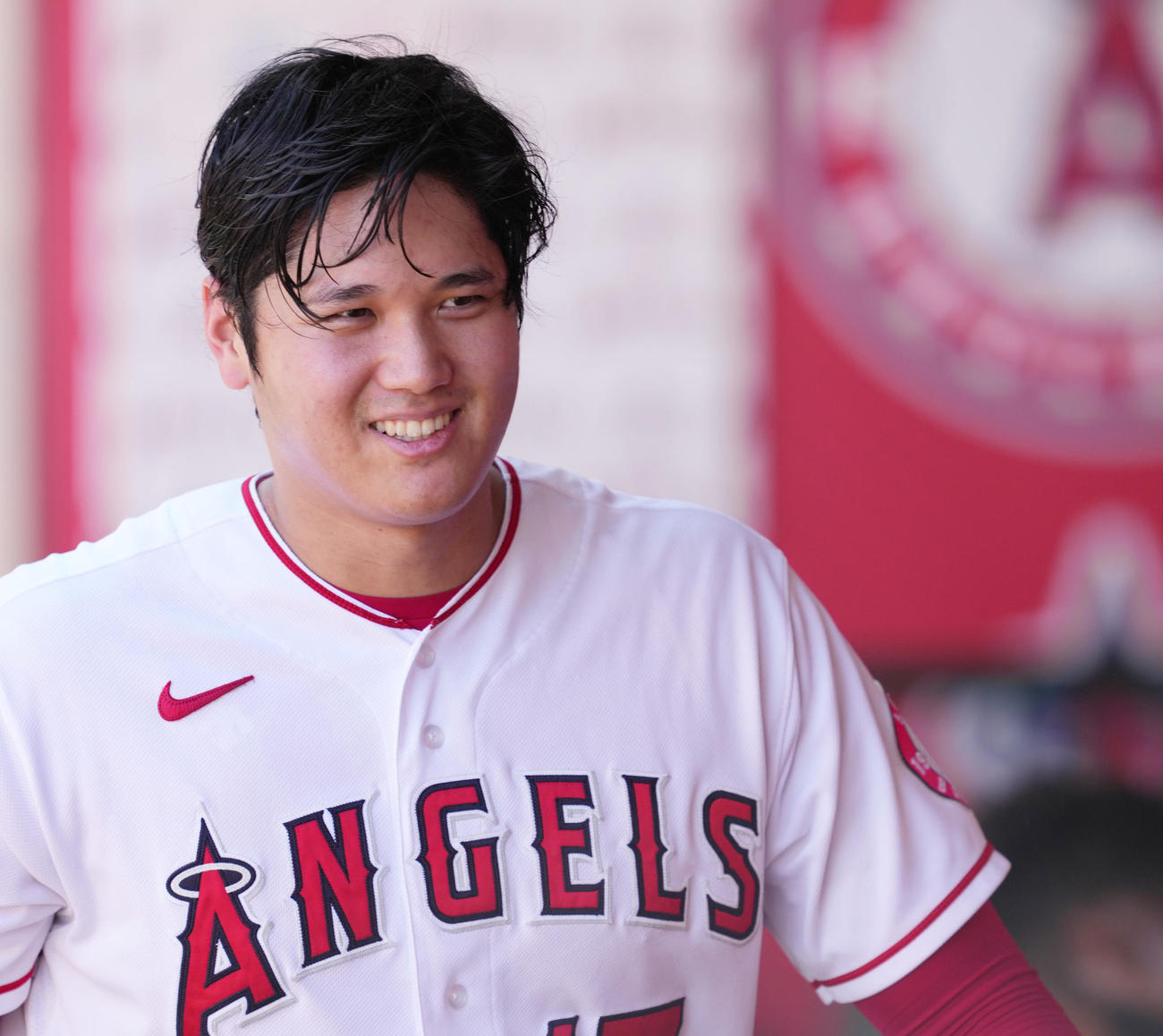 19日のアスレチックス戦でセーフティーバンドを試みるアウトになり、苦笑いを浮かべるエンゼルス大谷（撮影・菅敏）