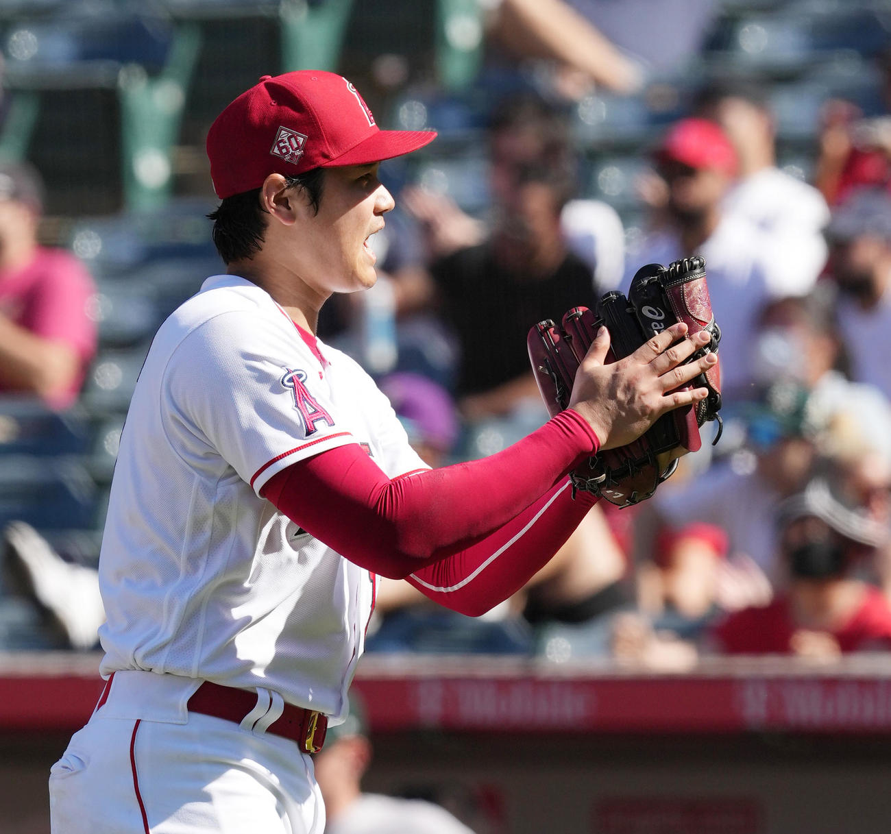 19日のアスレチックス戦で味方の好送球にグラブをたたくエンゼルス大谷（撮影・菅敏）