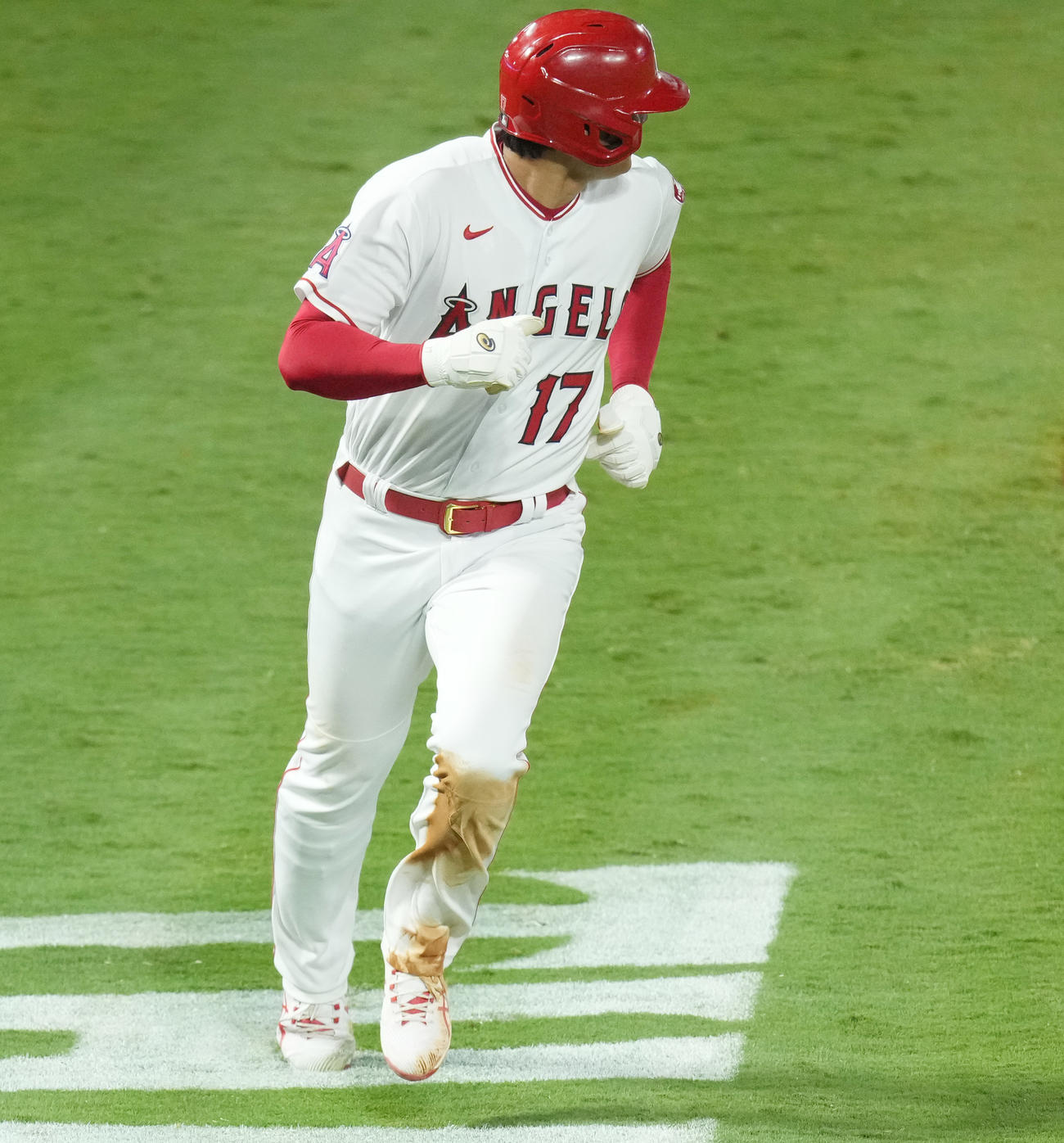 23日のアストロズ戦、6回裏エンゼルス2死一、二塁の場面、打者ジャック・メイフィールドの2点適時打で打球を見ながら本塁に向かうエンゼルス大谷(撮影・菅敏）