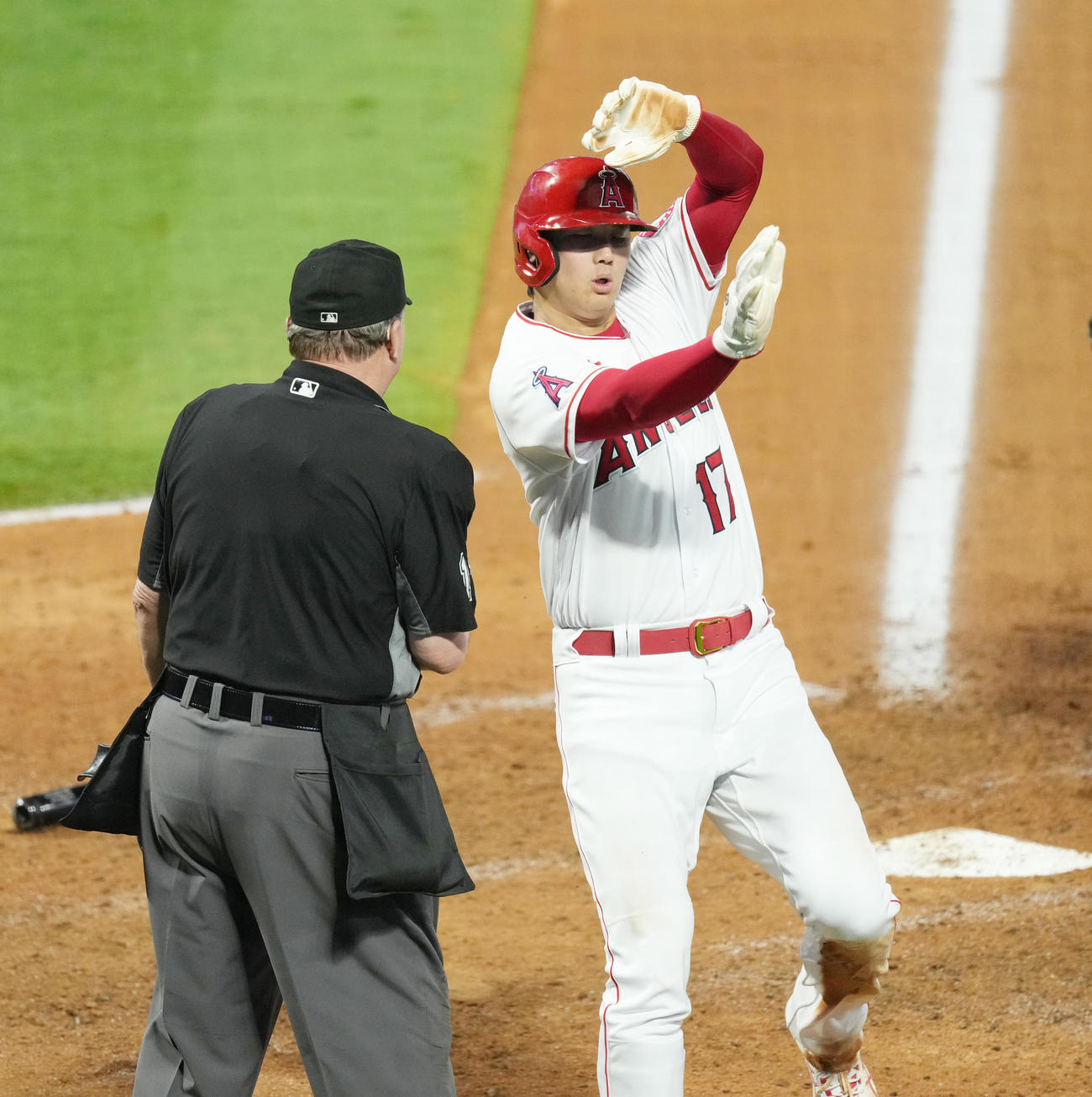 23日のアストロズ戦、6回裏エンゼルス2死一、二塁の場面、打者メイフィールドの2点適時打で二塁から生還し、目の前に立つ球審に驚いた表情で避けるエンゼルス大谷(撮影・菅敏）