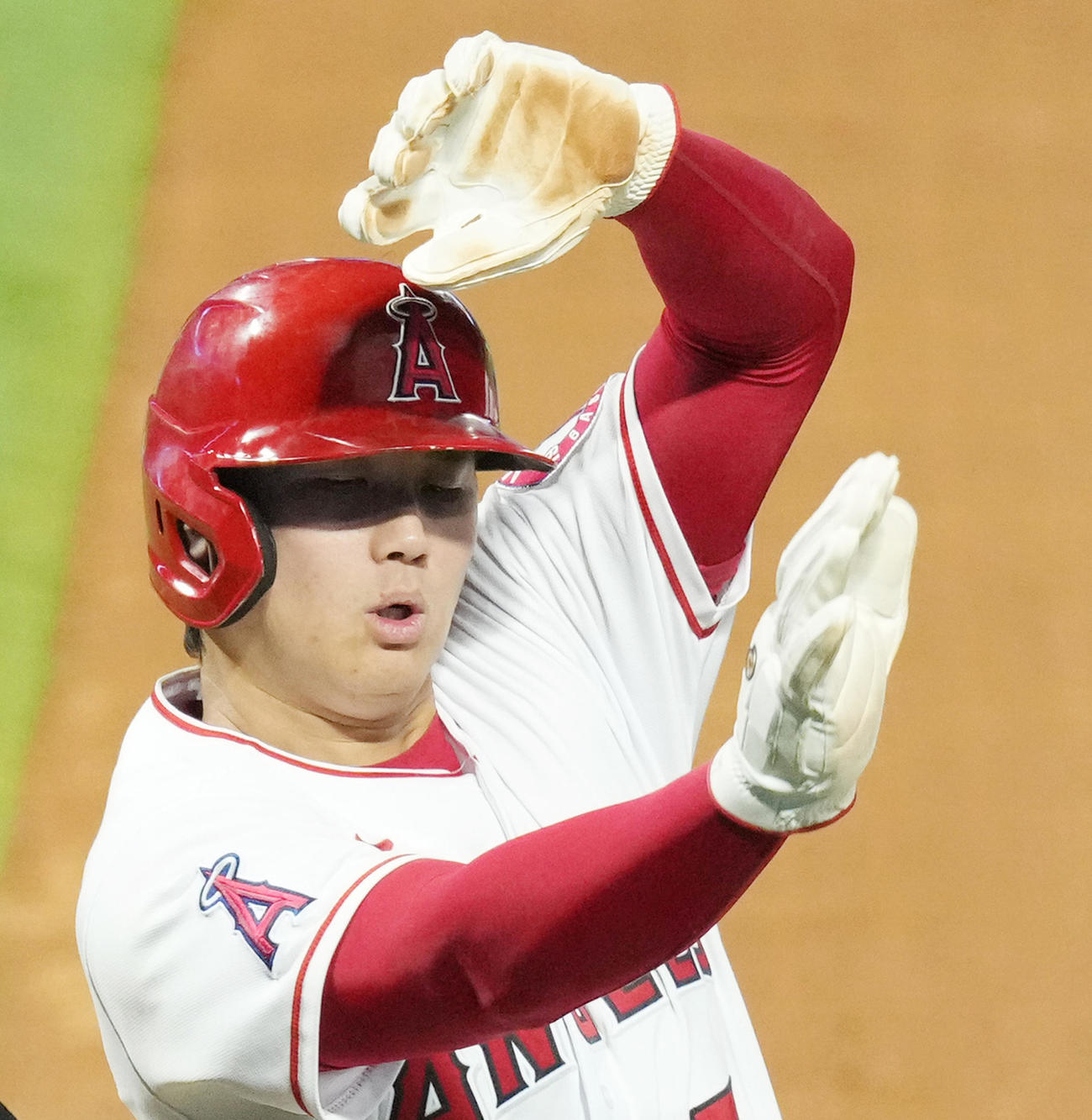 23日のアストロズ戦、6回裏エンゼルス2死一、二塁の場面、打者メイフィールドの2点適時打で二塁から生還し、目の前に立つ球審に驚いた表情で避けるエンゼルス大谷(撮影・菅敏）