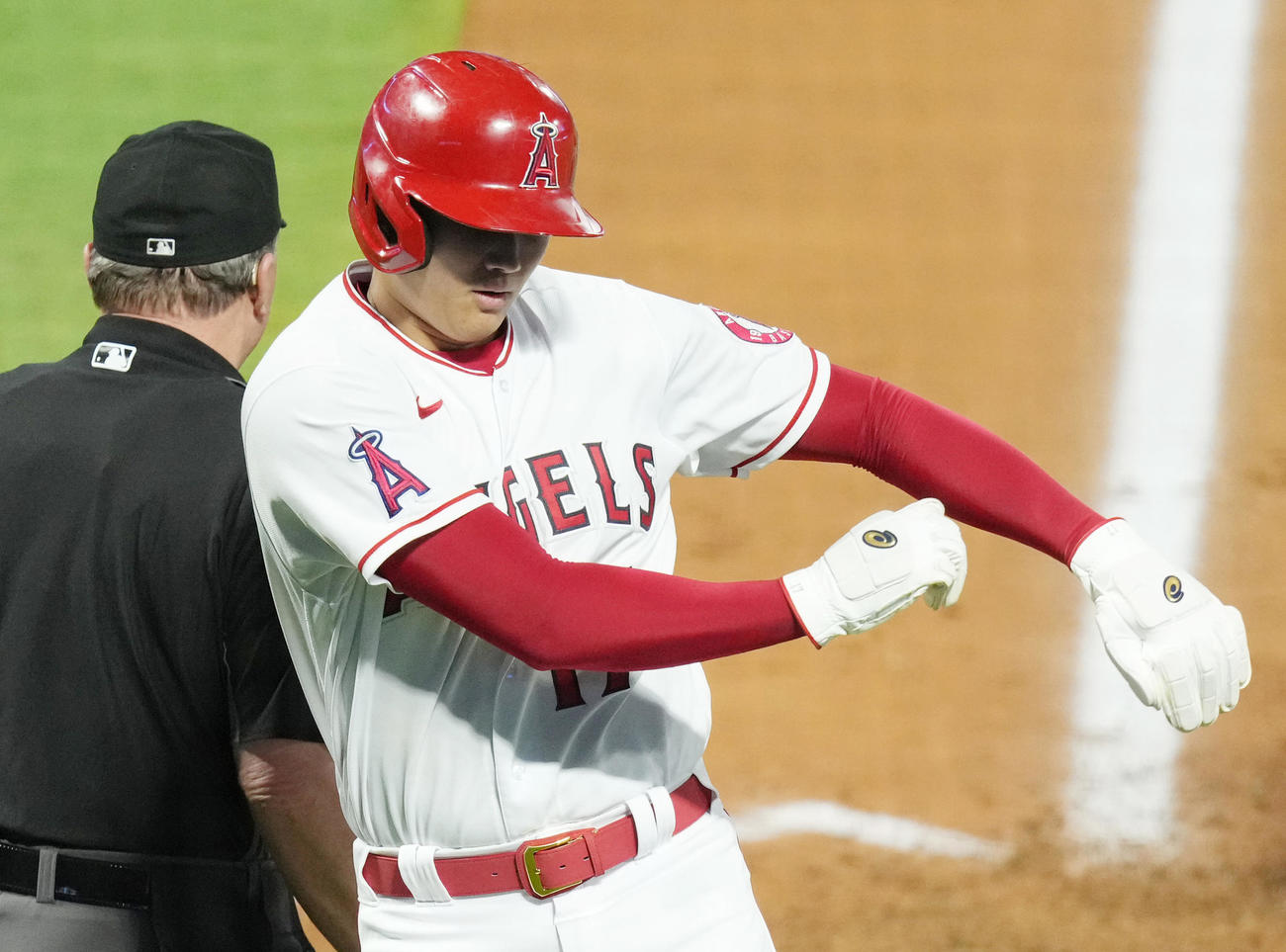 23日のアストロズ戦、6回裏エンゼルス2死一、二塁の場面、打者メイフィールドの2点適時打で二塁から生還し、目の前に立つ球審を避けるエンゼルス大谷(撮影・菅敏）