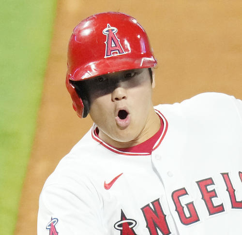 23日のアストロズ戦、6回裏エンゼルス2死一、二塁の場面、打者メイフィールドの2点適時打で二塁から生還し、目の前に立つ球審に驚くエンゼルス大谷(撮影・菅敏）