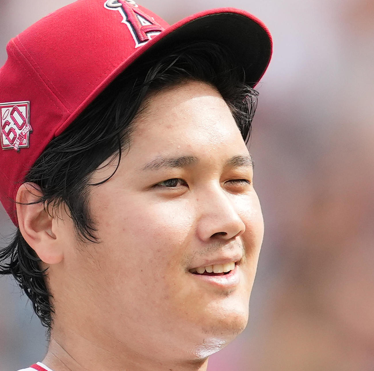 審判に歩み寄るエンゼルス大谷は、左目でウインク！(撮影・菅敏）