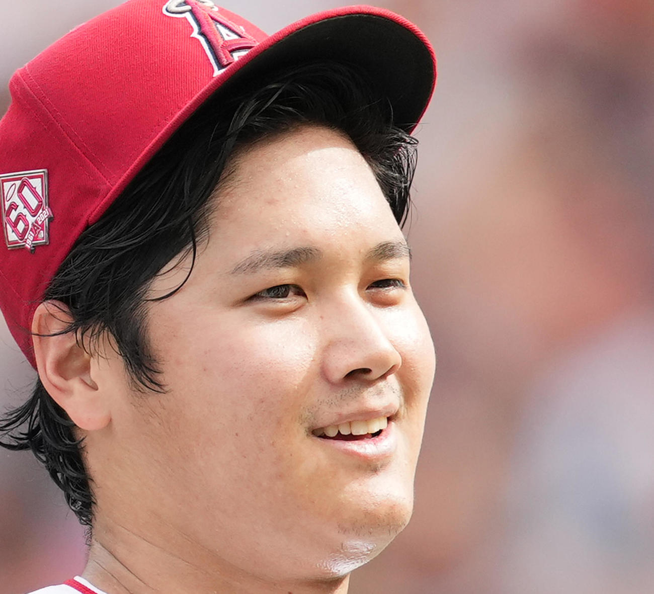 審判に歩み寄るエンゼルス大谷は、左目でウインク！(撮影・菅敏）