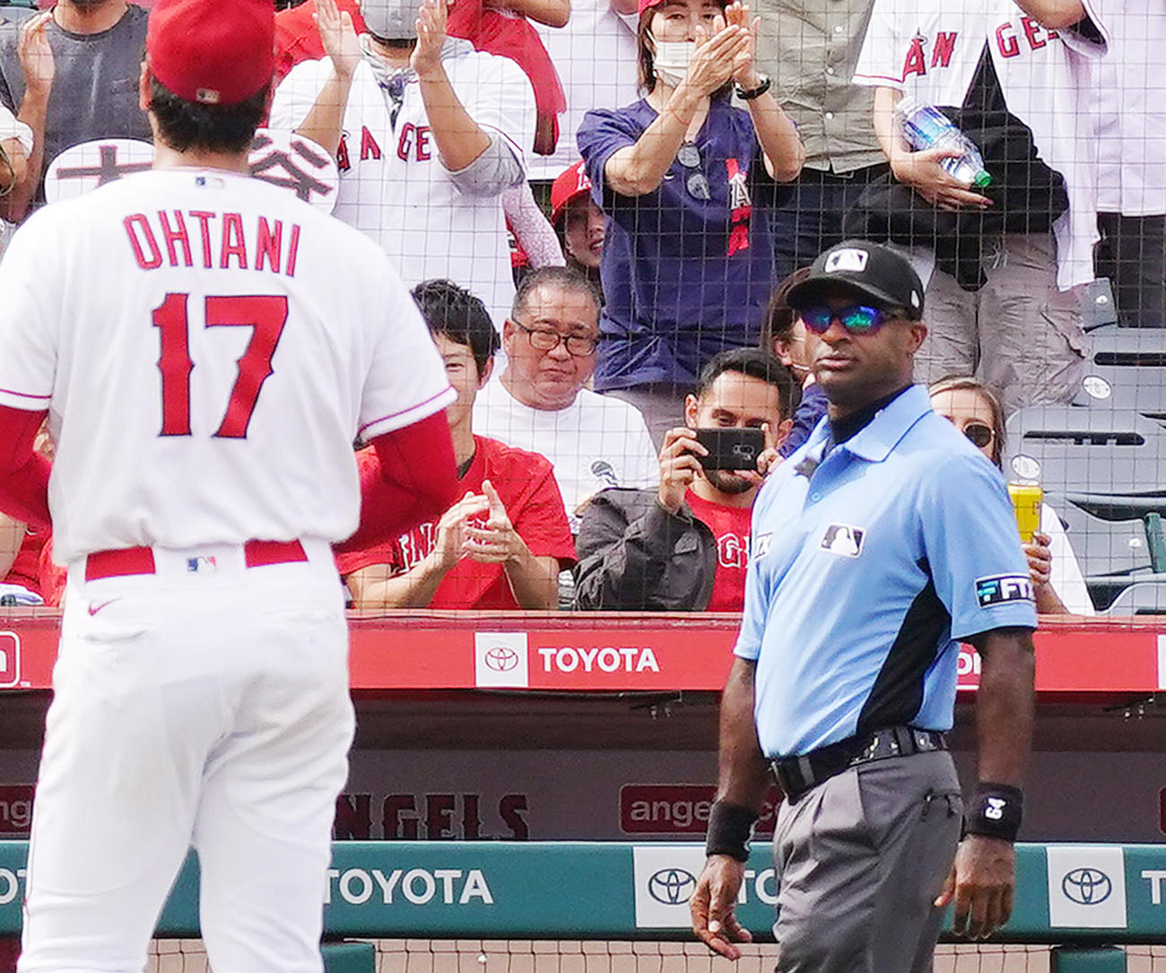怖そうな表情でエンゼルス大谷に近づく審判(撮影・菅敏）