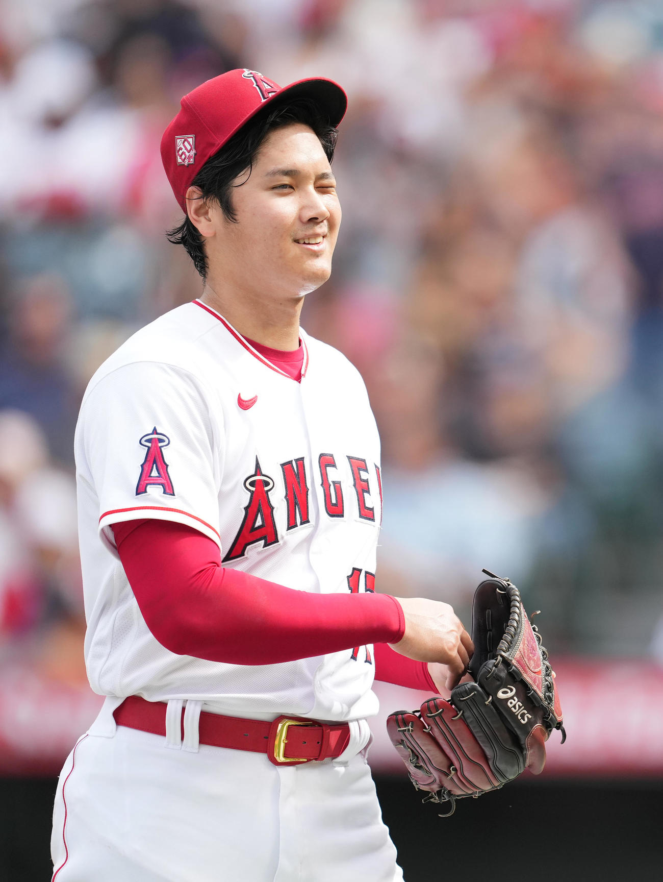 9月26日、本拠地でのマリナーズ戦で7回を投げきり、ベンチに戻るエンゼルス大谷は、呼び止める審判に歩み寄る(撮影・菅敏）