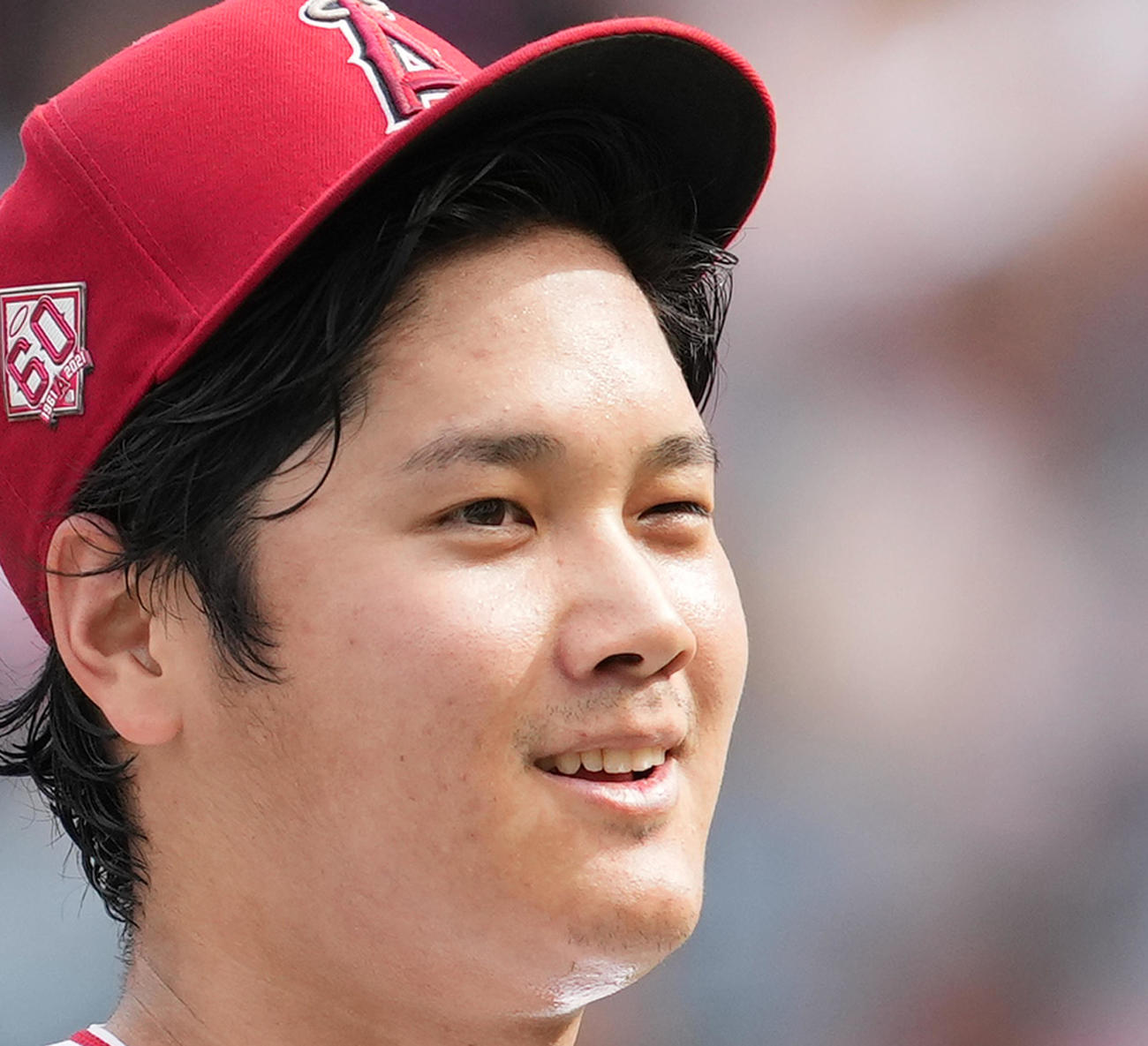 審判に歩み寄るエンゼルス大谷は、左目でウインク！(撮影・菅敏）