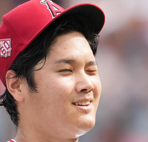 審判に歩み寄るエンゼルス大谷は、左目でウインク！(撮影・菅敏）