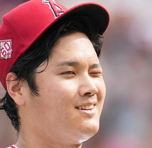 審判に歩み寄るエンゼルス大谷は、左目でウインク！(撮影・菅敏）