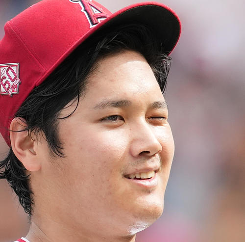 審判に歩み寄るエンゼルス大谷は、左目でウインク！(撮影・菅敏）