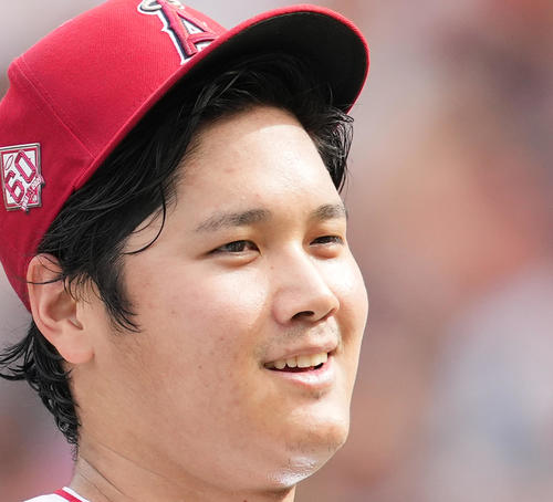 審判に歩み寄るエンゼルス大谷は、左目でウインク！(撮影・菅敏）