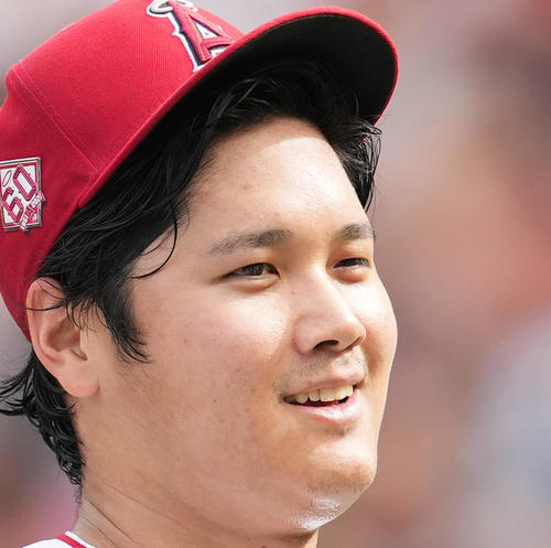 審判に歩み寄るエンゼルス大谷は、左目でウインク！(撮影・菅敏）