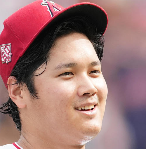 審判に歩み寄るエンゼルス大谷は、左目でウインク！(撮影・菅敏）