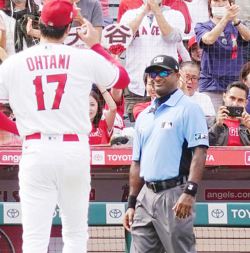 エンゼルス大谷翔平にウインクされた審判は、表情が一転し笑顔になる(撮影・菅敏）