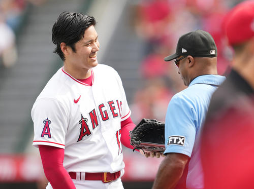 にこやかな表情で審判に粘着物質のチェックを受けるエンゼルス大谷翔平(撮影・菅敏）