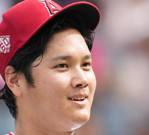 審判に歩み寄るエンゼルス大谷は、左目でウインク！(撮影・菅敏）