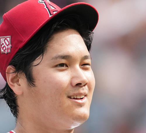 審判に歩み寄るエンゼルス大谷は、左目でウインク！(撮影・菅敏）