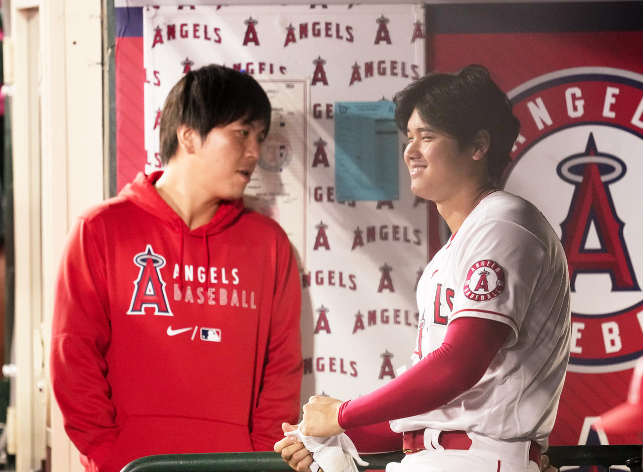 9月6日、レンジャーズ戦の試合中、ベンチで話すエンゼルス大谷と水原通訳（撮影・菅敏）