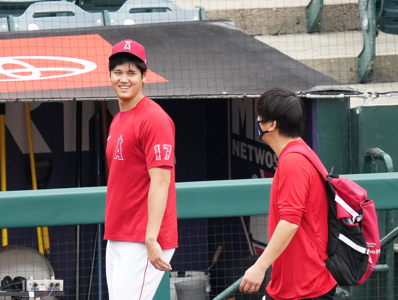 8月31日、ヤンキース戦で試合前の練習を終え、水原通訳と笑顔でロッカールームに戻るエンゼルス大谷（撮影・菅敏）