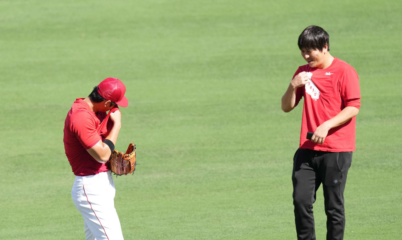 そしてこの仲のいい2人は、ケラケラと笑いだしました！本当に良い関係です（撮影・菅敏）