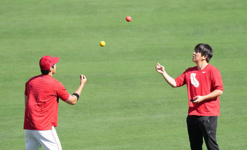 せーの！ホイ！同時にボールを投げる翔平さん（左）と一平さん（撮影・菅敏）
