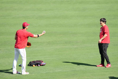 投げるそぶりをする翔平さん（左）のタイミングを一平さんも合わせます。でもなかなか投げてきません…（撮影・菅敏）