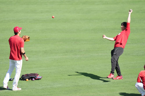 翔平さん（左）が投げたボールを見事にキャッチする一平さん（撮影・菅敏）