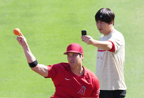 試合前、一平さん（右）に付き添われ壁に向かって投げ込む翔平さん（撮影・菅敏）