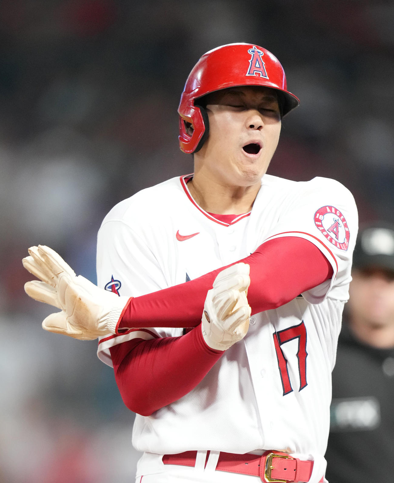 今後は8回です。打者ウォルシュの左前打で一塁から三塁に向かう大谷は、相手の外野手からの送球に当たりそうになる（撮影・菅敏）