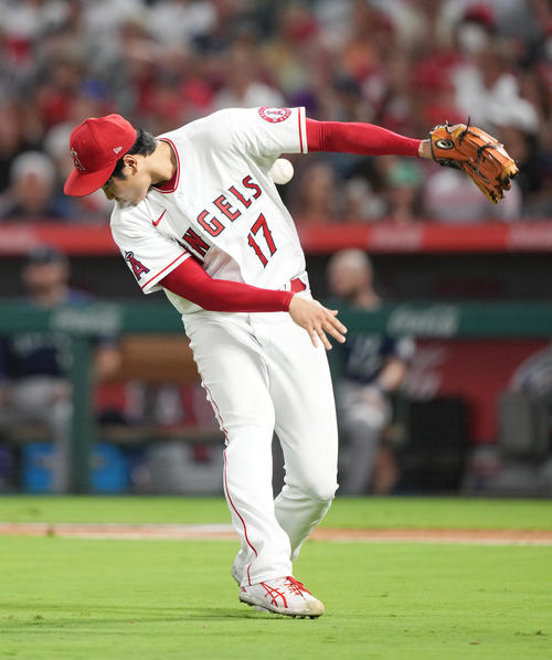 別の角度からです。マリナーズ戦の6回、球審から交換球が突然投げられ、慌てて避けるエンゼルス大谷（撮影・菅敏）