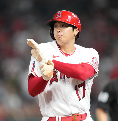 今後は8回です。打者ウォルシュの左前打で一塁から三塁に向かう大谷は、相手の外野手からの送球に当たりそうになる（撮影・菅敏）