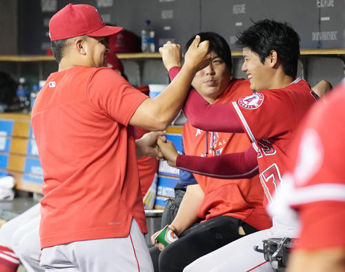 19日、デトロイトでのタイガース戦。試合中、ベンチでスアレス（左）にちょっかいを出され、必死で防御する大谷（撮影・菅敏）