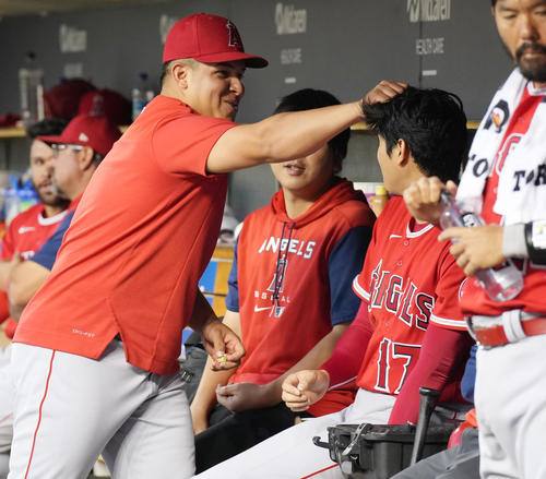 19日、デトロイトでのタイガース戦。試合中、ベンチでスアレス（左）にちょっかいを出され、髪の毛をつかまれる大谷（撮影・菅敏）
