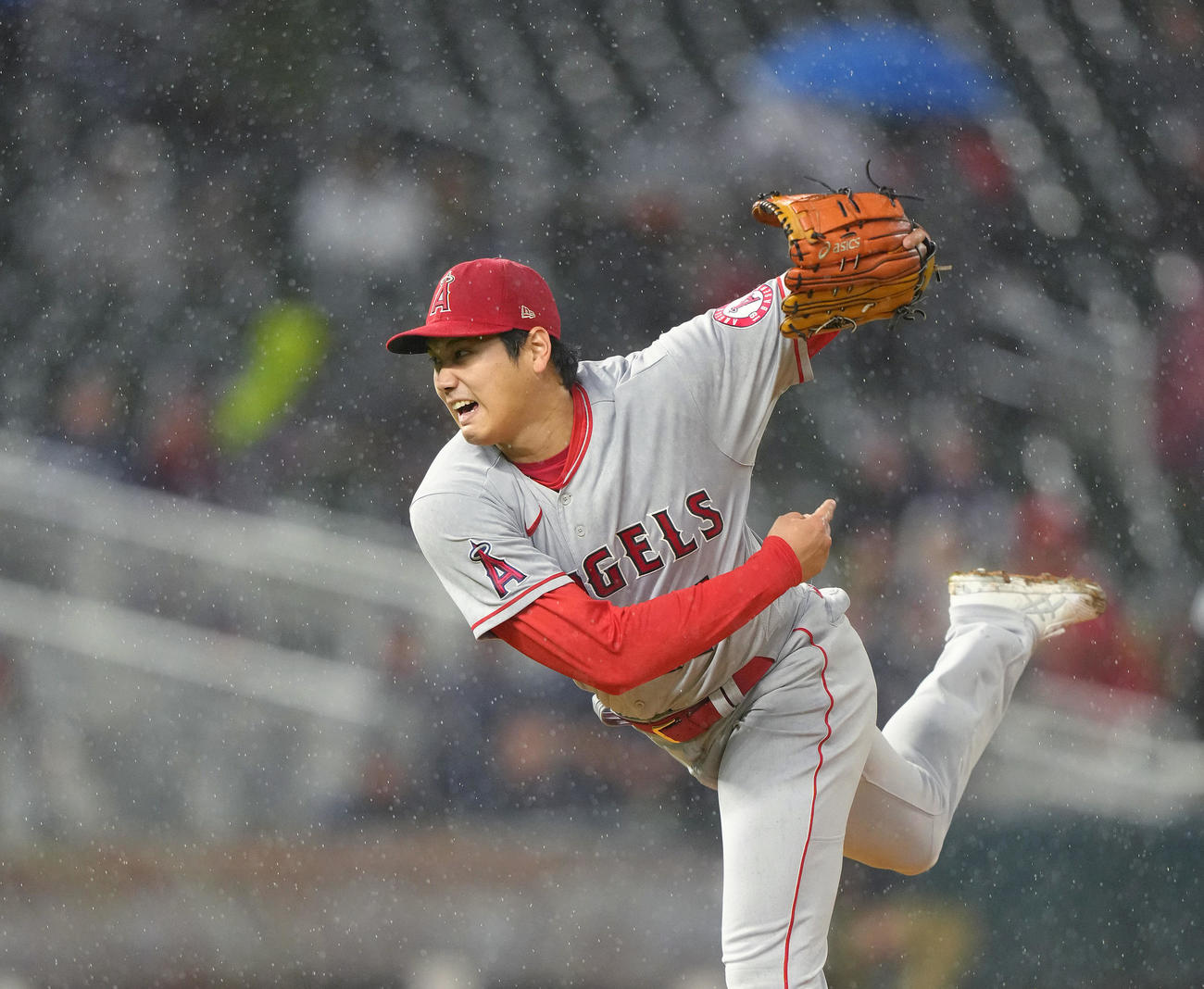 23日のツインズ戦で雨の中で力投するエンゼルス大谷（撮影・菅敏）