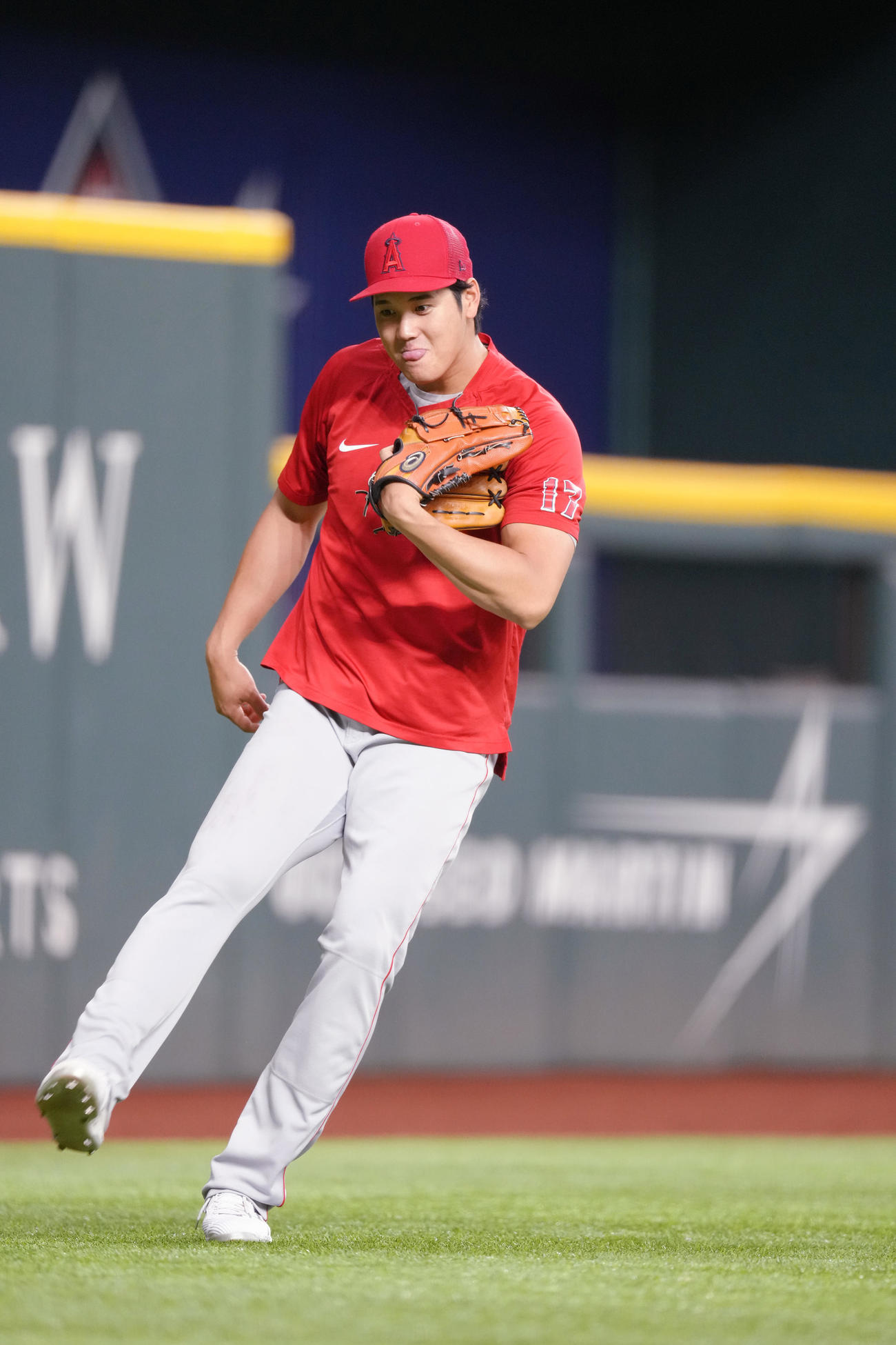 21日のレンジャーズ戦の試合前、練習中に突然、サッカーのフリーキックのような豪快な蹴りを見せる大谷（撮影・菅敏）