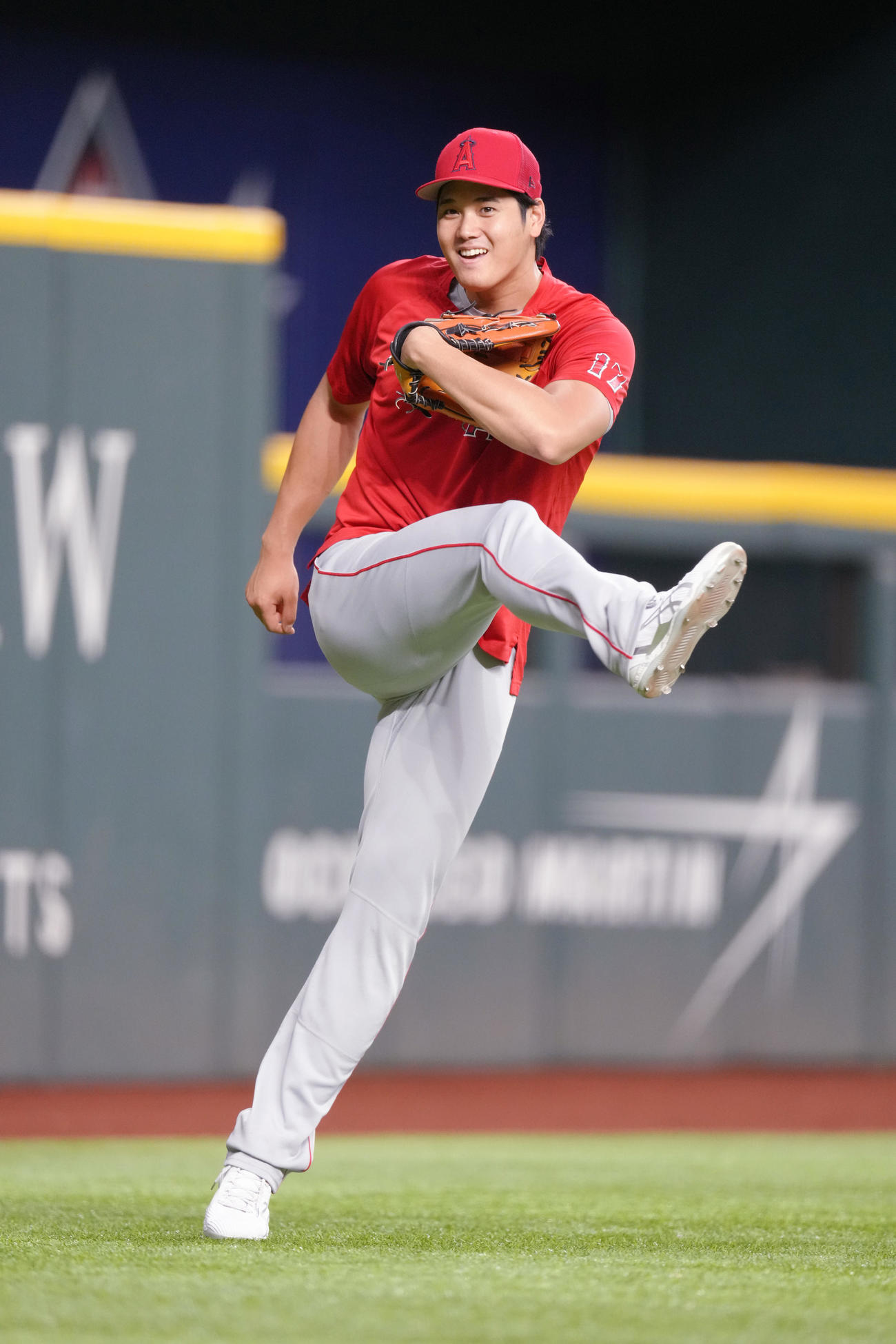 21日のレンジャーズ戦の試合前、練習中に突然、サッカーのフリーキックのような豪快な蹴りを見せる大谷（撮影・菅敏）