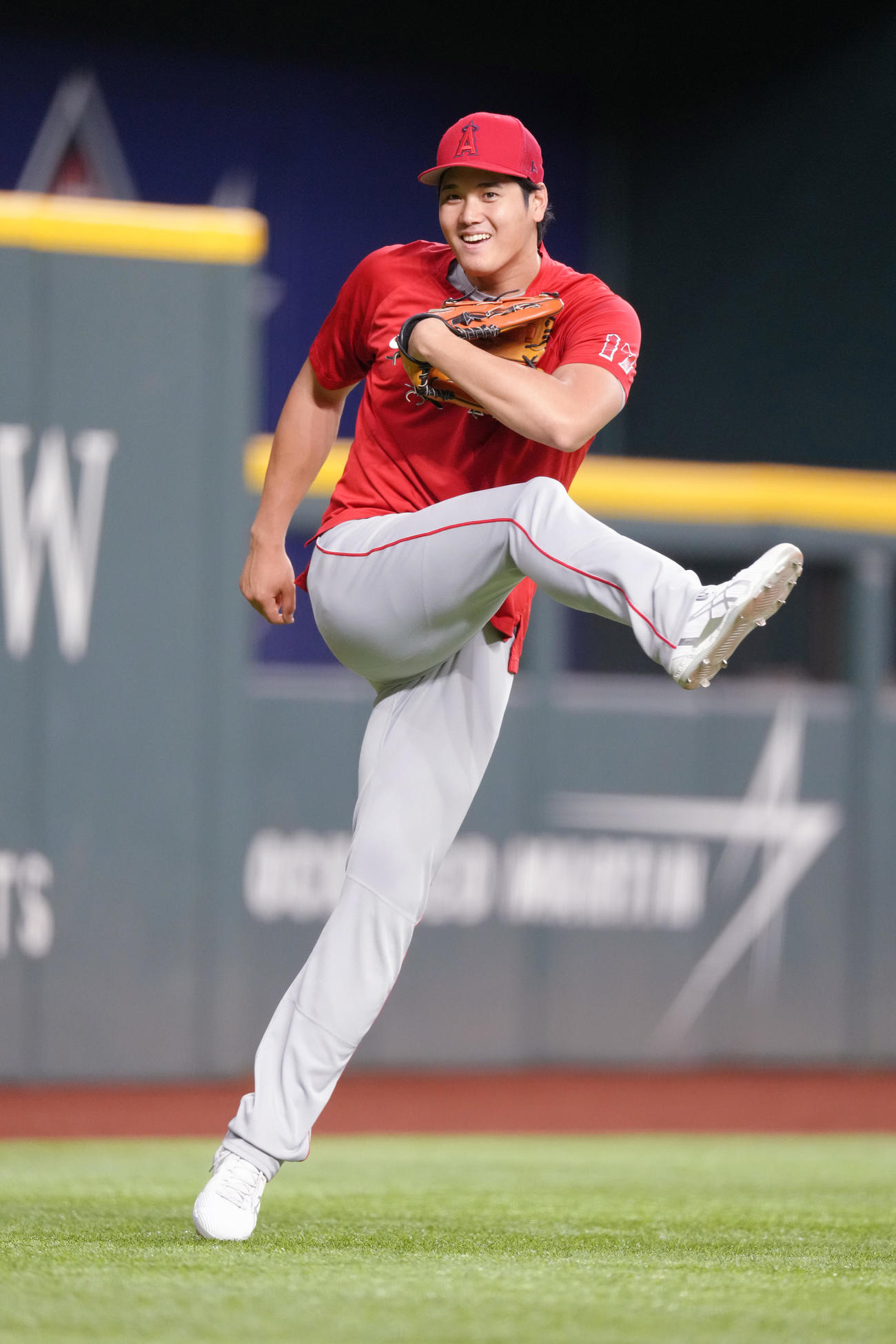 21日のレンジャーズ戦の試合前、練習中に突然、サッカーのフリーキックのような豪快な蹴りを見せる大谷（撮影・菅敏）