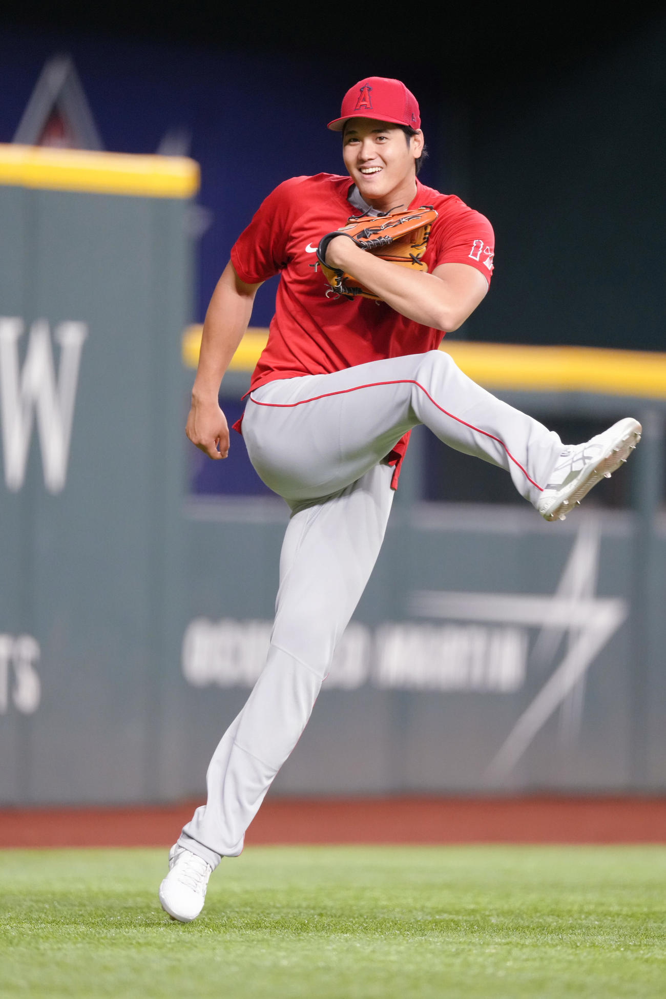 21日のレンジャーズ戦の試合前、練習中に突然、サッカーのフリーキックのような豪快な蹴りを見せる大谷（撮影・菅敏）