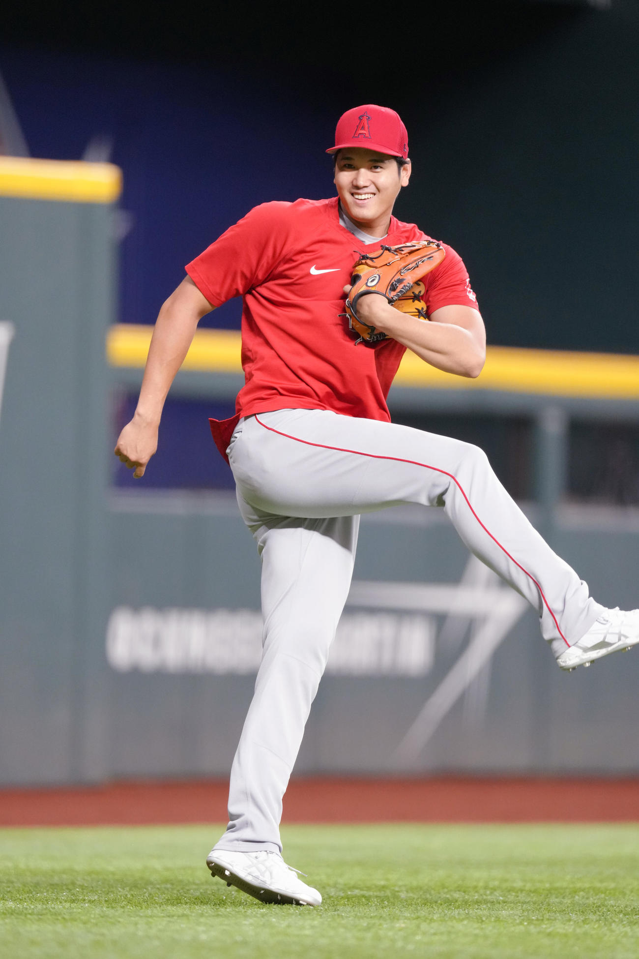 21日のレンジャーズ戦の試合前、練習中に突然、サッカーのフリーキックのような豪快な蹴りを見せる大谷（撮影・菅敏）