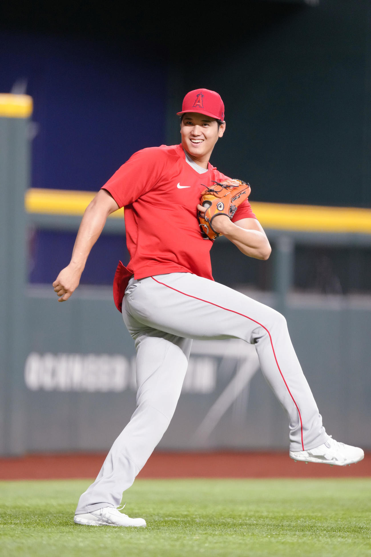 21日のレンジャーズ戦の試合前、練習中に突然、サッカーのフリーキックのような豪快な蹴りを見せる大谷（撮影・菅敏）