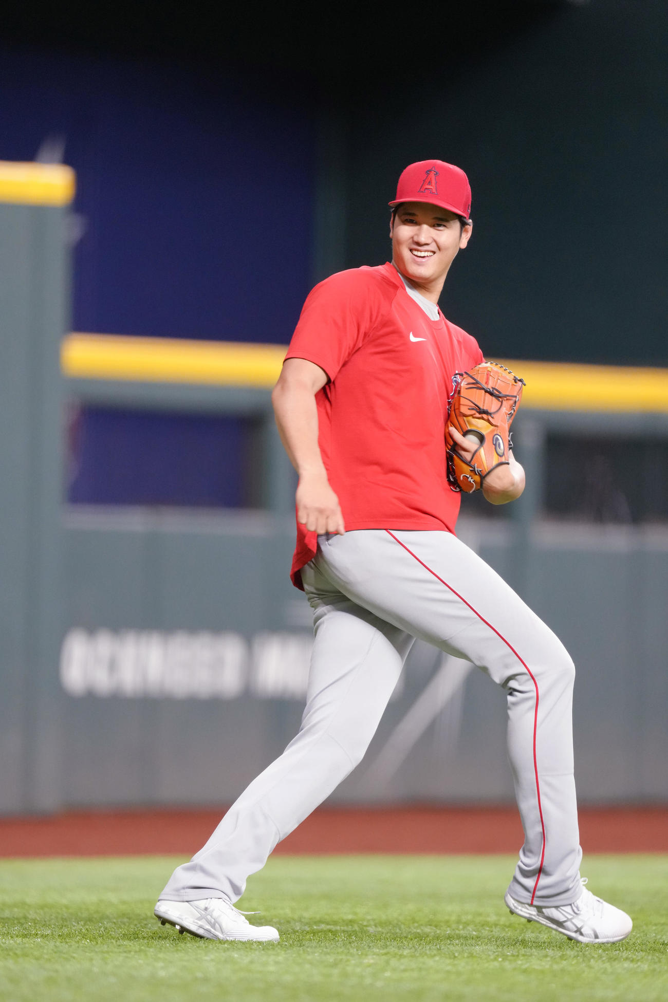 21日のレンジャーズ戦の試合前、練習中に突然、サッカーのフリーキックのような豪快な蹴りを見せる大谷（撮影・菅敏）