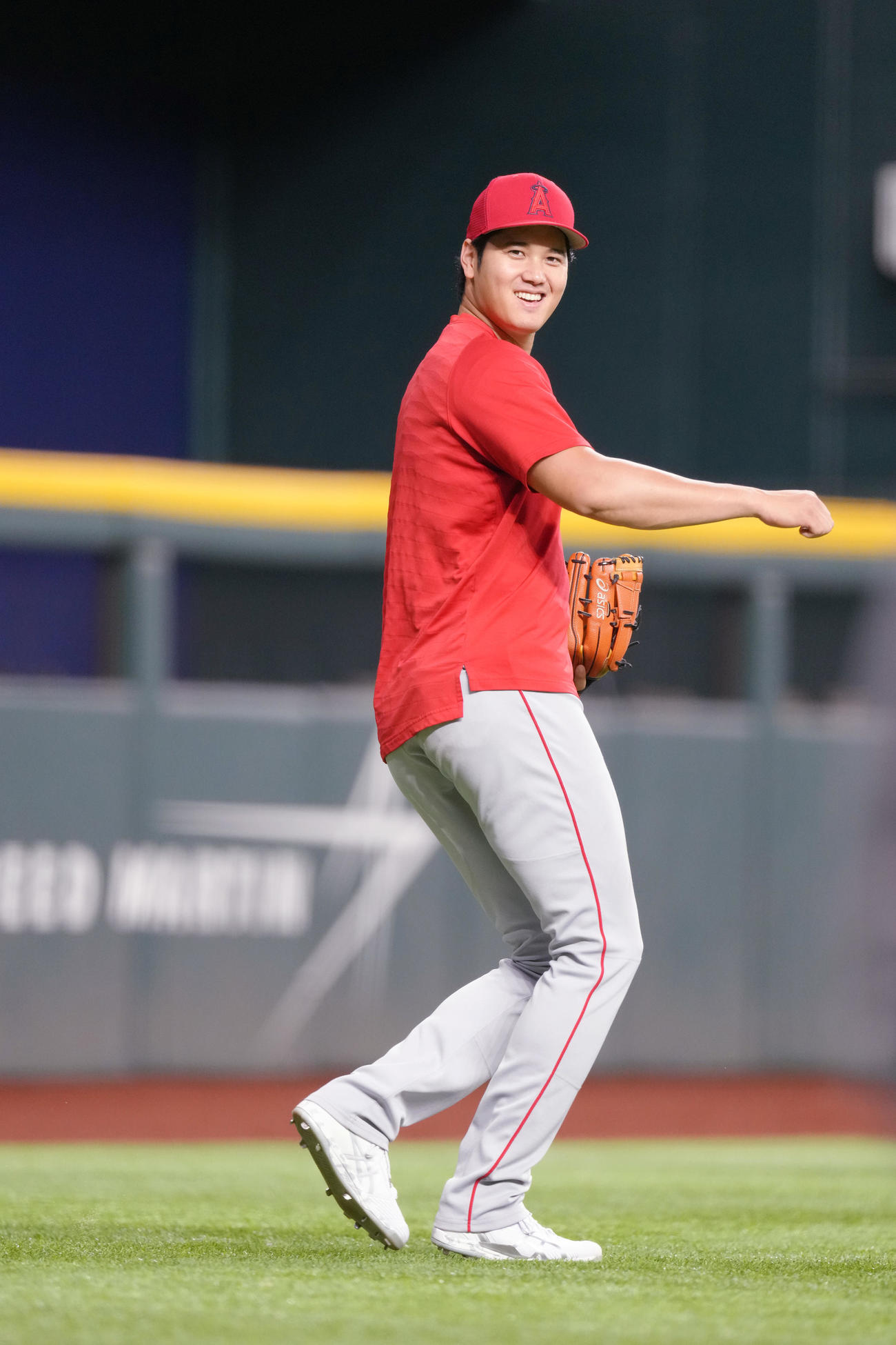 21日のレンジャーズ戦の試合前、練習中に突然、サッカーのフリーキックのような豪快な蹴りを見せる大谷（撮影・菅敏）