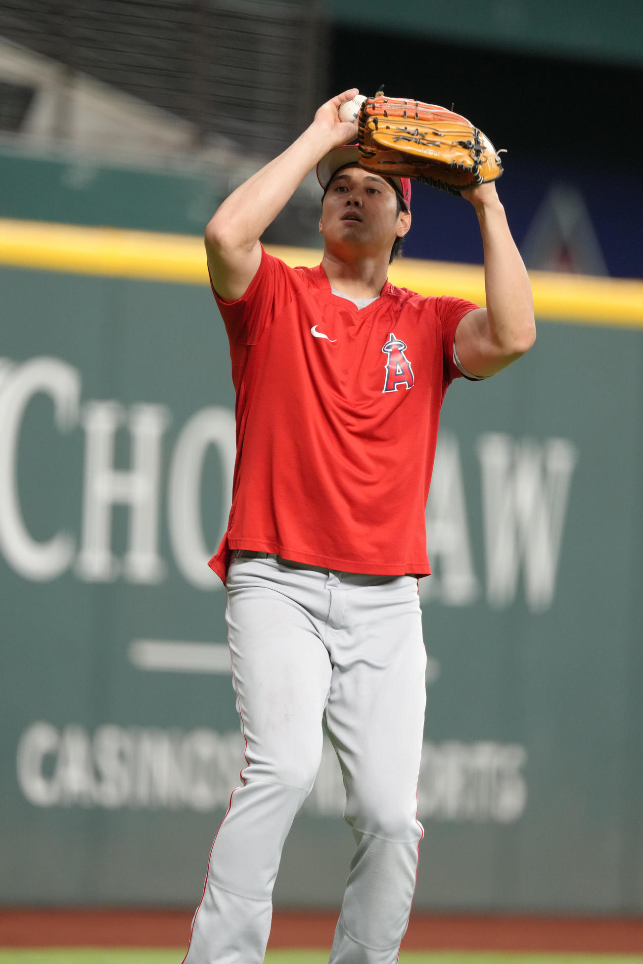 21日のレンジャーズ戦の試合前、キャッチボールを終えた大谷は、バスケットのフリースローをするかのようにボールを投げる（撮影・菅敏）